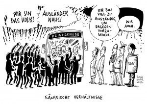 Fremdenfeindlichkeit: Grölende Menge schüchtert ankommende Flüchtlinge in Sachsen ein - Karikatur Schwarwel